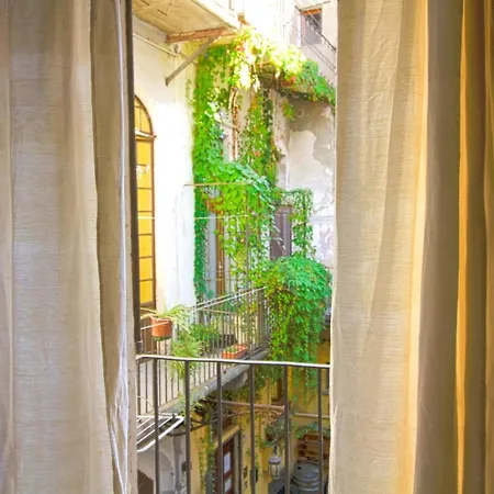 Con Terrazza Nel Centro Storico. Apartment